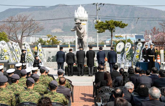 제16주기 고(故) 한주호 준위 추모식에서 해군특수전전단 역대 지휘관들이 묵념하고 있다.