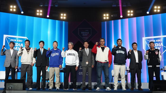 26일 서울 롯데호텔월드에서 열린 2026 신한 SOL KBO 리그 미디어데이에서 감독들이 파이팅을 외치고 있다. 왼쪽부터 키움 설종진, KIA 이범호, kt 이강철, 삼성 박진만, 한화 김경문, LG 염경엽, SSG 이숭용, NC 이호준, 롯데 김태형, 두산 김원형 감독. 2026 프로야구는 28일 오후 2시 전국 5개 구장에서 개막한다. 연합뉴스