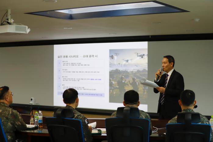 초대 드론작전사령관을 지낸 이보형 장군이 56사단 간부들을 상대로 특별강연을 진행하고 있다. 부대 제공