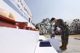 예민철 육군55보병사단장이 26일 경기 광주시 호국보훈공원에서 열린 6&middot;25전쟁 전사자 유해발굴 개토식에서 분향하고 있다. 부대 제공