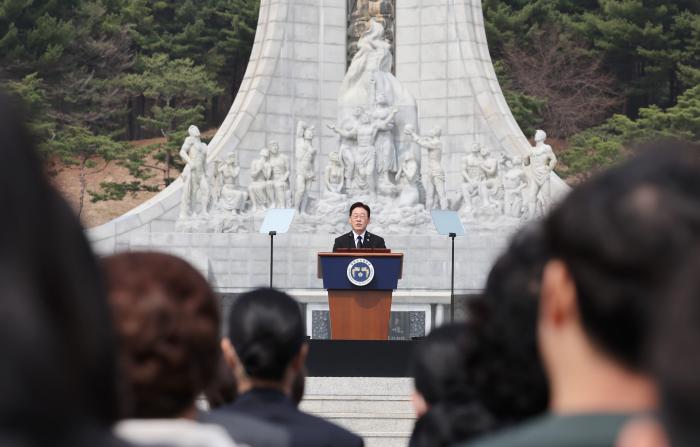 이재명 대통령이 지난 27일 국립대전현충원에서 진행된 '제11회 서해수호의 날 기념식'에서 기념사를 하고 있다. 연합뉴스