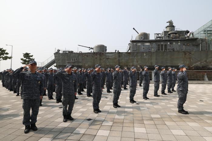 해군2함대가 지난 27일 진행한 서해수호의 날 계기 및 꽃게 성어기 대비 출정식에서 장병들이 천안함 46용사 추모비를 참배하고 있다