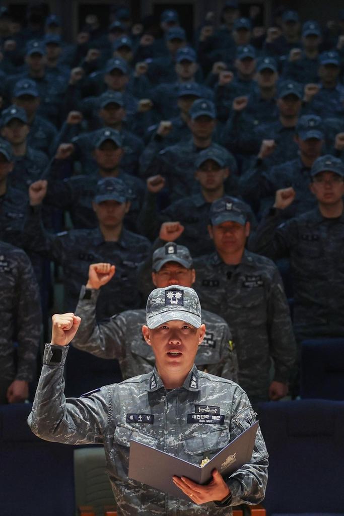 결의문을 낭독하는 장병들.