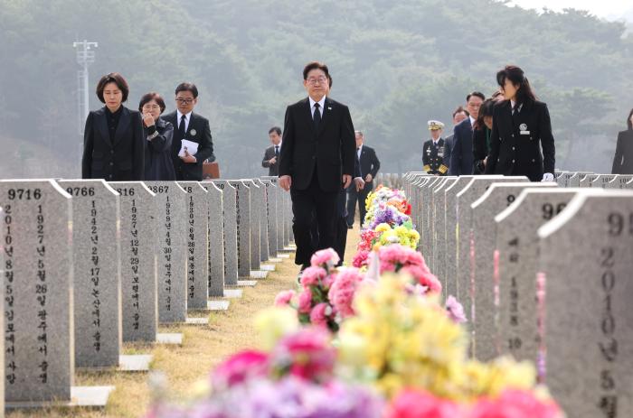 이재명 대통령과 김혜경 여사가 지난 27일 국립대전현충원에서 열린 ‘제11회 서해수호의 날 기념식’에서 서해수호 55영웅의 묘역을 참배한 뒤 기념식장으로 이동하고 있다. 연합뉴스