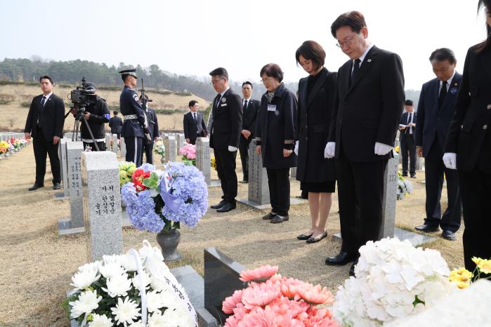 이재명 대통령과 김혜경 여사, 정부 주요 관계자, 서해수호 55영웅 유가족 및 참전 장병 등이 고(故) 한주호 준위 묘역에서 참배 하고 있다. 연합뉴스