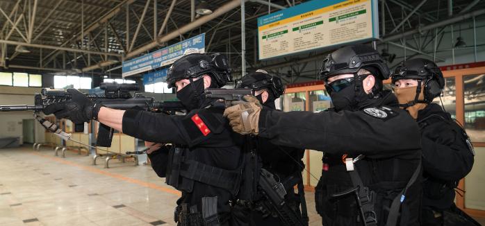 해군인천해역방어사령부 장병들이 지난 26일 인천항 구 제2국제여객터미널 일대에서 열린 합동 대테러 훈련 중 내부 진입을 하고 있다. 사진 제공=백수진 상사