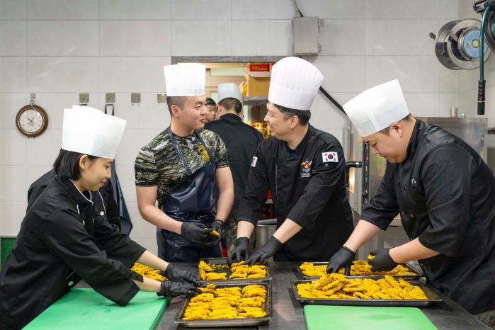 해군교육사령부 기술행정학교 군수관리학부 교관이 조리교육 지원을 하고 있다. 사진 제공=홍성민 중사