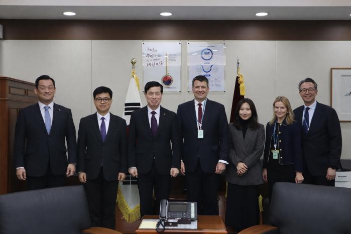 김정수(왼쪽 셋째) 한국국방연구원(KIDA) 원장과 KIDA 관계자들이 본원을 방문한 영국 국제전략문제연구소 주요 인사들과 기념촬영을 하고 있다.