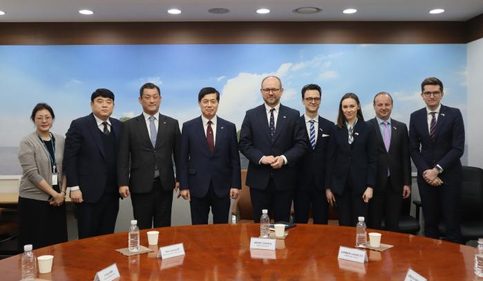 김정수(왼쪽 넷째) 한국국방연구원(KIDA) 원장과 KIDA 관계자들이 마르친 프르지다치(가운데) 폴란드 대통령실 국제정책관 일행과 기념사진을 찍고 있다.