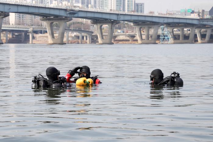 육군특전사 독수리부대 특전대원들이 수중 탐색구조훈련 중 입수를 준비하고 있다. 사진 제공=박효남 상사