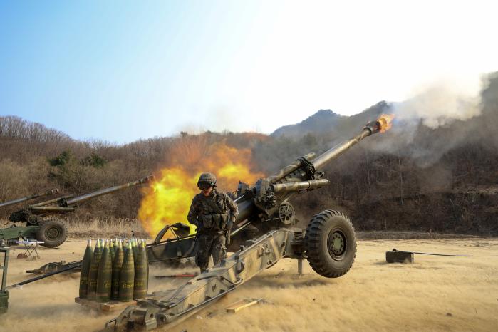 육군66보병사단 장병들이 지난 26일 강원 철원군 말고개사격장에서 155㎜ 견인포 포탄사격 훈련을 하고 있다. 부대 제공