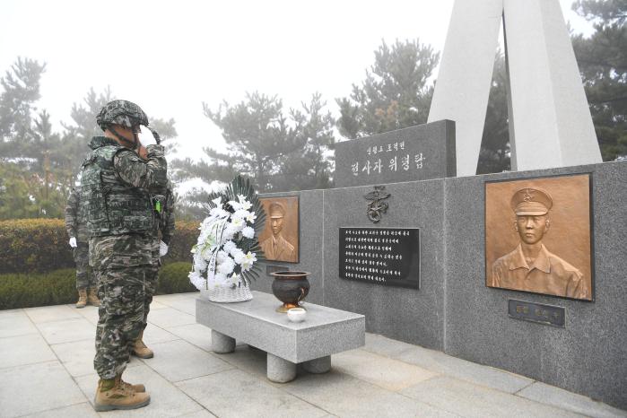 연평부대장이 연평도 포격전 전사자에 대한 경례를 하고 있다. 부대 제공