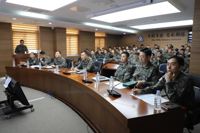 지난 27일 육군39보병사단 참모 및 지휘관들이 군 기강 확립 및 사고 예방 대토론회를 실시하고 있다. 부대 제공