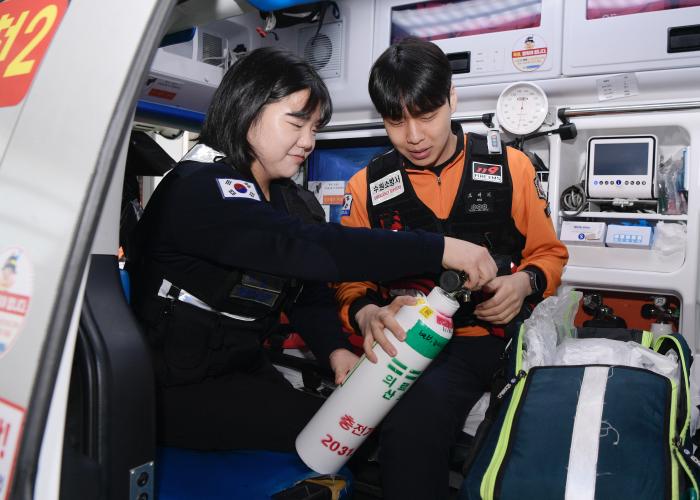 공군10전투비행단 항공의무대대 김민재(왼쪽) 하사가 경기 수원시 원천119안전센터에서 현장실습을 하고있다. 공군 제공