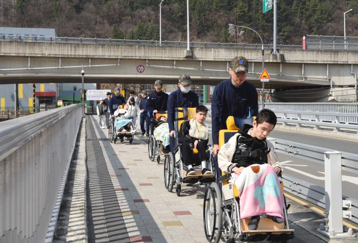 공군1미사일여단 장병들이 거동이 불편한 애망원생들의 휠체어를 끌어주며 산책하고 있다. 사진 제공=강혜민 소위