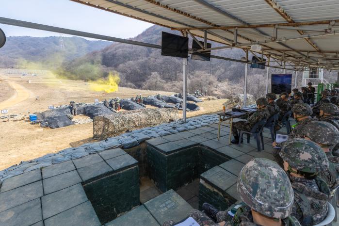 육군72보병사단 장병들이 거점방어 전투사격 훈련을 하고 있다. 부대 제공