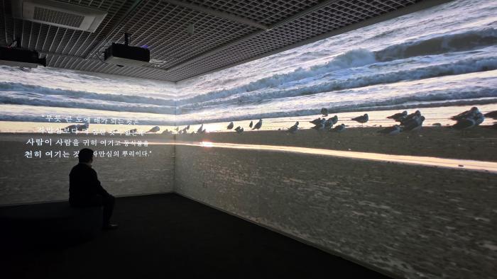 한국유교문화진흥원 특별전 ‘더 커넥터: 세계관의 확장’ 전시실 전경.