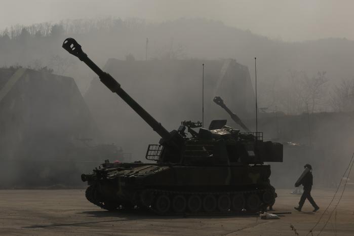 K55A1 자주포가 해상 표적을 향해 막강한 화력을 발휘하고 있다. 장병들은 숙달된 움직임으로 장전·발사 절차를 끊임없이 반복하며 실전 능력을 과시했다.