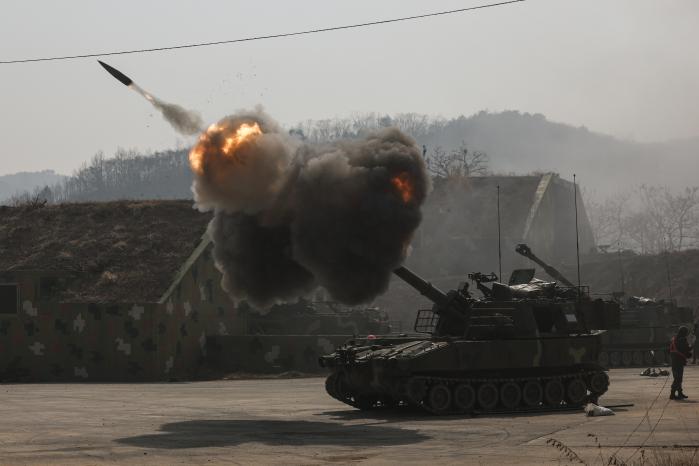 K55A1 자주포가 해상 표적을 향해 막강한 화력을 발휘하고 있다. 장병들은 숙달된 움직임으로 장전·발사 절차를 끊임없이 반복하며 실전 능력을 과시했다.