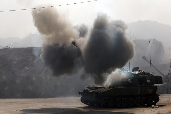 K55A1 자주포가 해상 표적을 향해 막강한 화력을 발휘하고 있다. 장병들은 숙달된 움직임으로 장전·발사 절차를 끊임없이 반복하며 실전 능력을 과시했다.