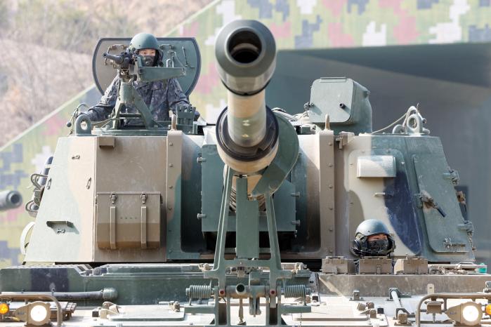 K9A1 자주포가 사격을 위해 이동하고 있다.