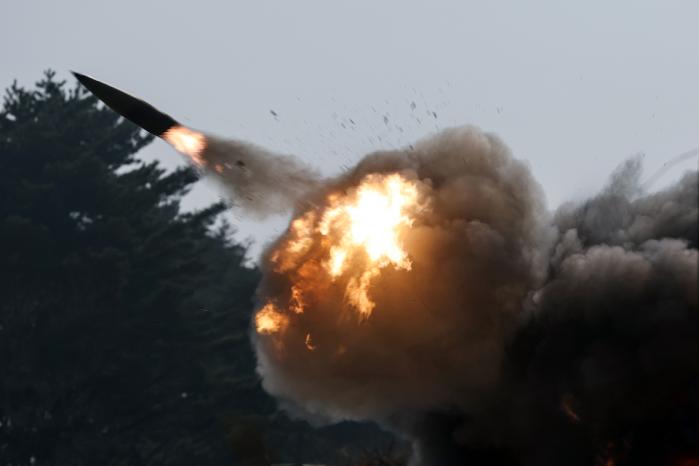 K55A1 자주포가 해상 표적을 향해 막강한 화력을 발휘하고 있다. 장병들은 숙달된 움직임으로 장전·발사 절차를 끊임없이 반복하며 실전 능력을 과시했다.