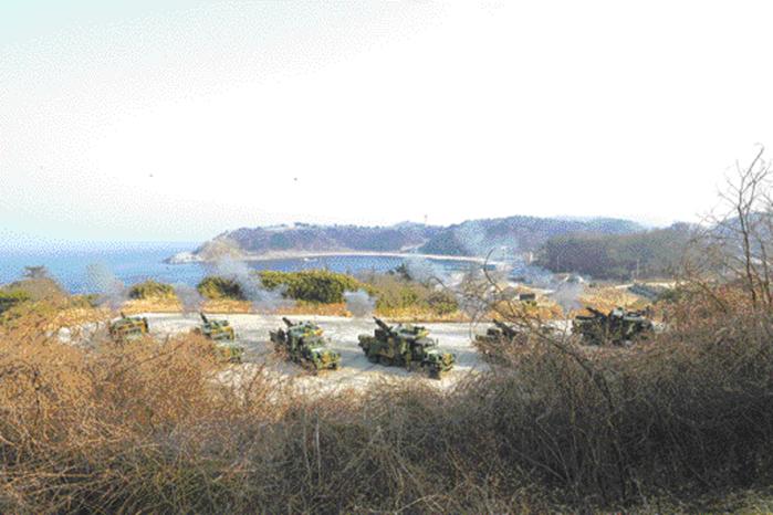 육군22보병사단이 지난 25일 강원 고성군 일대 사격장에서 개최한 해상 포탄사격 훈련 중 K105A1 차륜형 자주포들이 목표 지점을 향해 일제히 사격하고 있다.