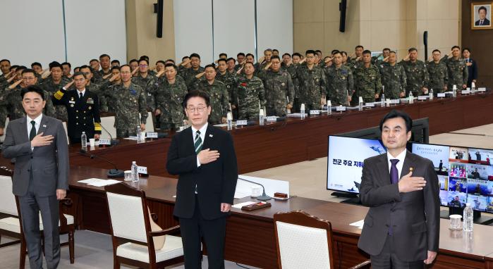 이재명 대통령이 지난 27일 전군주요지휘관회의를 주재하기에 앞서 국기에 대해 경례하고 있다. 이번 회의는 엄중한 안보 상황 속에서 군 통수 지침을 공유하고, 자주국방 의지를 결집하기 위해 개최됐다. 한재호 기자