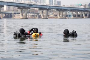 육군특전사 독수리부대 특전대원들이 수중 탐색구조훈련 중 입수를 준비하고 있다. 사진 제공=박효남 상사