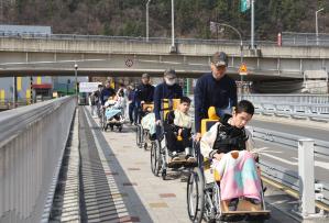 공군1미사일여단 장병들이 거동이 불편한 애망원생들의 휠체어를 끌어주며 산책하고 있다. 사진 제공=강혜민 소위