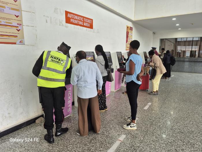 중앙역의 승객을 도와주는 보안요원.