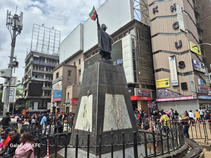 나이로비 거리에 세워진 조모 케냐타 케냐 초대 대통령 동상.