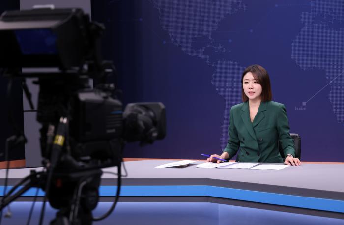 KFN TV의 위클리 생방송 대담 프로그램 ‘이슈 & 국방’ 진행을 맡은 차유나 아나운서.