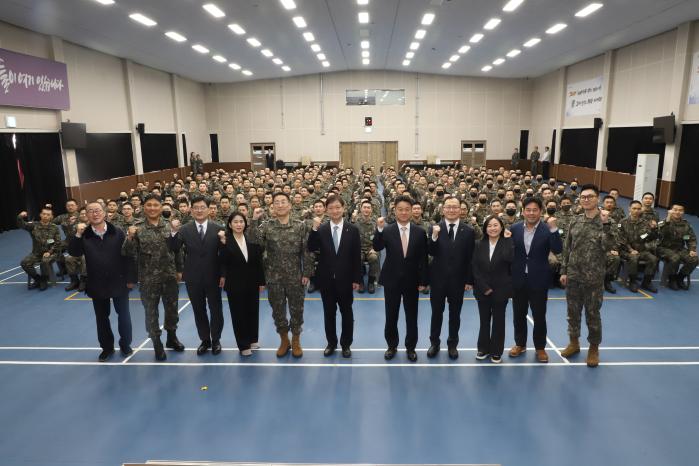 이찬진(가운데) 금융감독원장이 30일 육군31보병사단 충장관에서 훈련병을 대상으로 금융·경제교육을 마친 뒤 기념사진을 찍고 있다. 사진 제공=김이준 중위