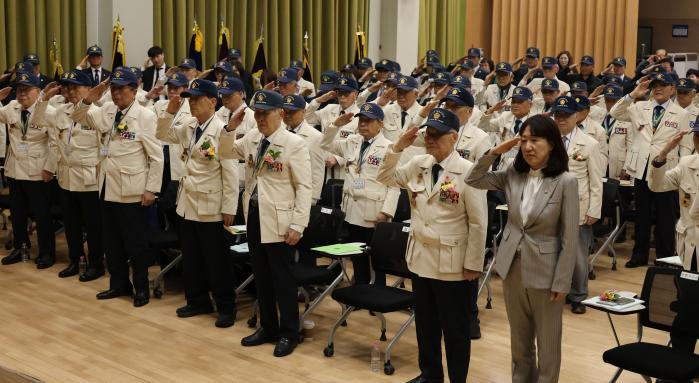 지난 26일 서울 서초구청 대강당에서 열린 6·25참전유공자회 ‘2026년도 정기총회 및 안보결의대회’에서 강윤진(맨 오른쪽) 국가보훈부 차관과 손희원 회장 및 회원들이 경례하고 있다. 김태형 기자