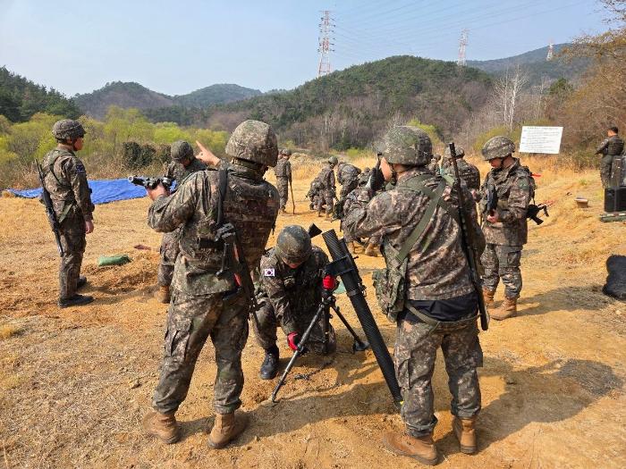현역·예비군 ‘호흡 척척’ 육군53보병사단 진격대대 동원훈련에서 현역 장병과 예비군들이 박격포 운용 절차를 익히고 있다. 부대 제공