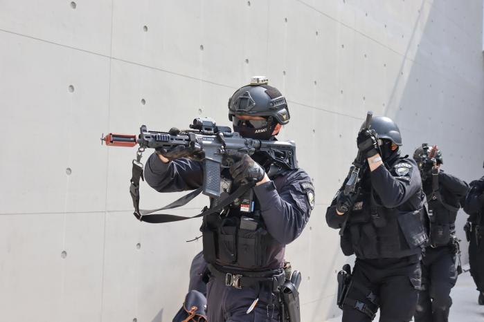 육군55보병사단 군사경찰특임대 장병들이 민·관·군·경·소방 통합 대테러 훈련 중 테러범 진압과 인질 구출을 위해 진입하고 있다. 사진 제공=박대엽 대위