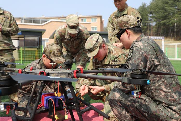 한미 장병들이 3D 프린팅 기술을 활용해 제작한 드론기능부품 모듈과 연막탄을 드론기체에 장착하고 있다. 부대 제공