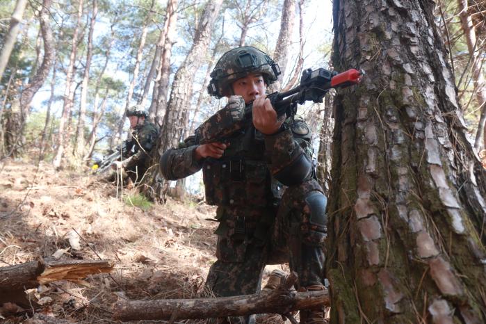 육군21보병사단 백석산여단 소부대 전투기술 경연대회에 참여한 장병이 방어작전을 전개하고 있다. 사진 제공=양승민 중사