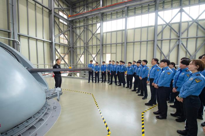 해군교육사령부 전투병과학교 강경록(맨 왼쪽) 무장교관이 해양경찰 훈련교관 및 교육 담당자들을 대상으로 40㎜ 함포 실습교육을 하고 있다. 사진 제공=홍성민 중사