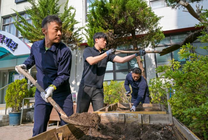해군8전투훈련단 부산훈련대 장병들이 감만종합사회복지관을 찾아 텃밭 정리 봉사활동을 하고 있다. 부대 제공