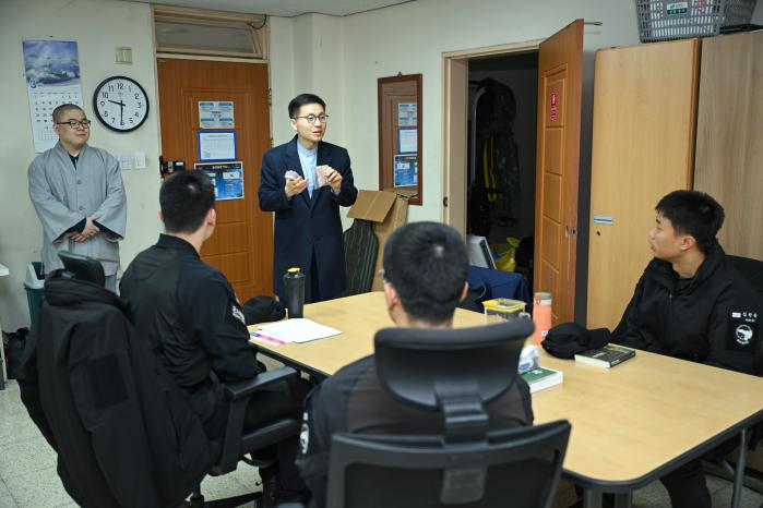지난 27일 공군3훈련비행단 한대승(왼쪽 둘째) 군종실장이 장병들의 복무여건과 애로사항을 청취한 뒤 격려의 메시지를 전달하고 있다. 사진 제공=김동연 상병
