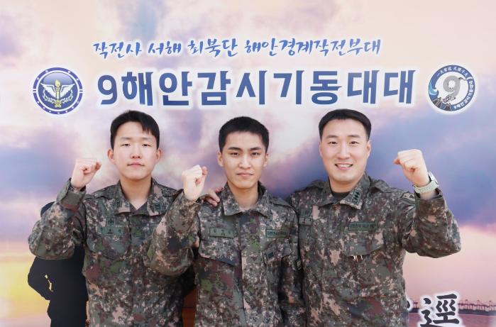 화재진압에 앞장선 장병들. 왼쪽부터 한종원 중사, 심영성 상병, 오종석 대위. 부대 제공