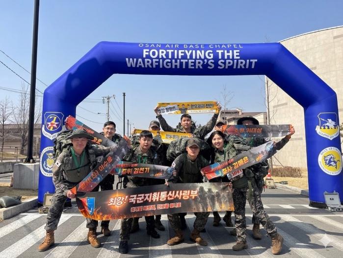 국군지휘통신사령부 장병들이 미 공군51전투비행단 주최 ‘4인의 미 군목 마라톤·군장 행군대회’를 완주한 뒤 기념사진을 찍고 있다. 부대 제공
