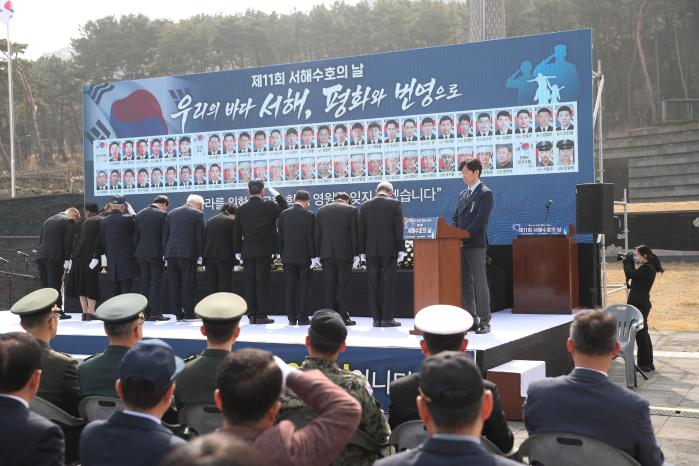 지난 27일 제주도향군이 개최한 서해수호의 날 기념식에서 참석자들이 묵념하고 있다. 향군 제공