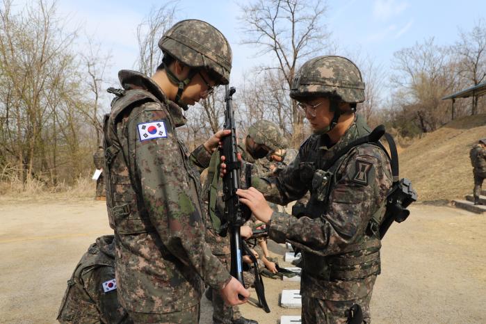 육군1군수지원여단이 최근 실시한 상비예비군 중심 전시 완편하 동원훈련에서 박재석(오른쪽) 예비역 중위가 사격훈련을 앞두고 예비군의 개인화기를 점검하고 있다. 부대 제공