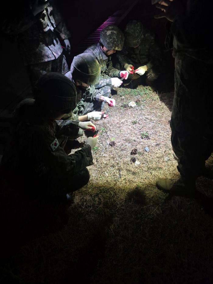 육군53보병사단 진격대대가 최근 실시한 동원훈련에서 현역 장병과 예비군들이 어둠을 뚫고 통신선 복구절차를 숙달하고 있다. 부대 제공