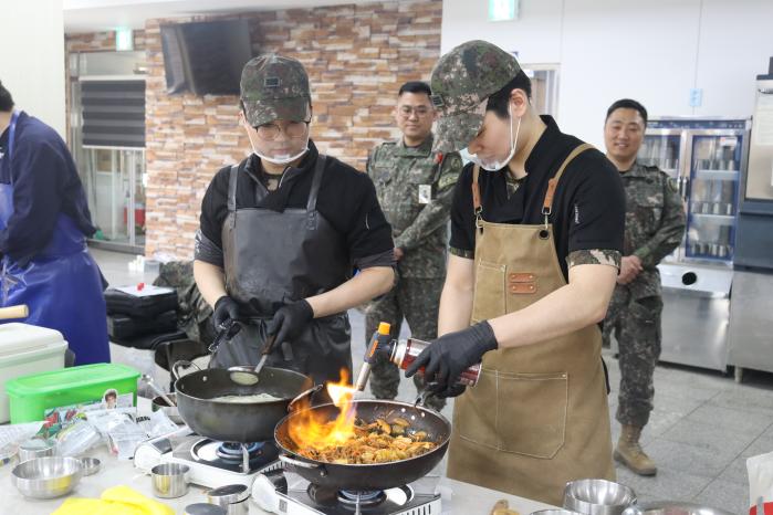 육군5보병사단 명문포병여단 요리천왕 경연대회에 참가한 장병들이 준비한 음식을 조리하고 있다. 부대 제공