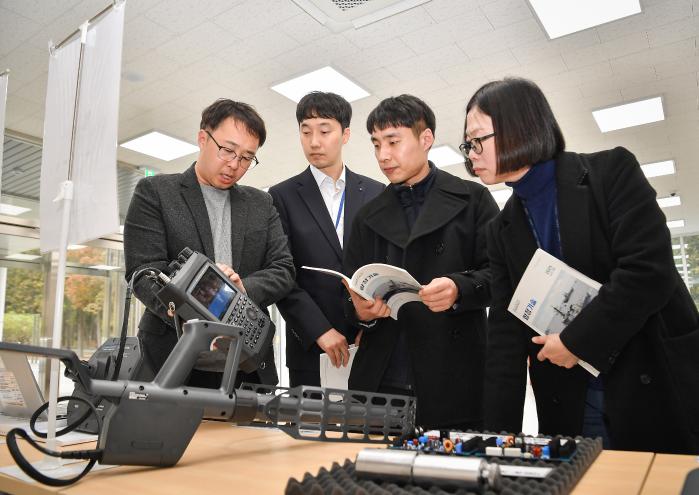 함정기술 연구개발결과 발표회에 참석한 관계관들이 전시된 이동식 통신·전자장비 전파환경 측정/분석장비를 살펴보고 있다. 사진 제공=최혜진 하사