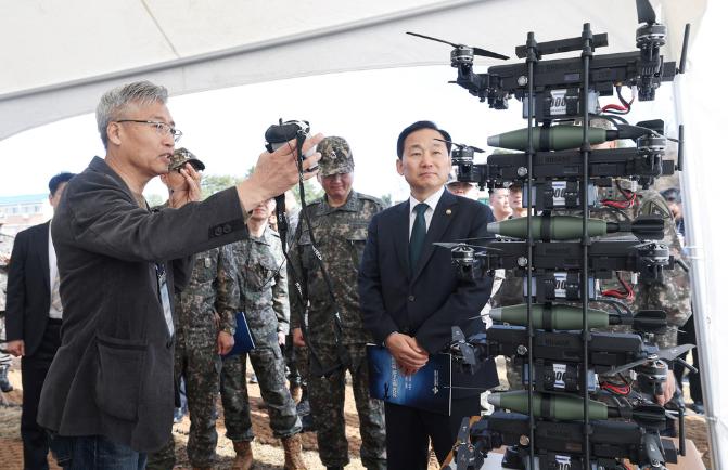31일 육군36보병사단에서 열린 &lsquo;2026 첨단국방 피치데이&rsquo;에서 이두희(맨 오른쪽) 국방부 차관이 소형 군집드론 부스를 둘러보며 관계자로부터 설명을 듣고 있다. 김병문 기자